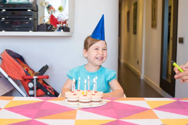 Kind mit Geburtstagstorte lächelt Mutter an — Stockfoto