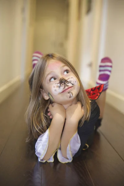 Retrato de chica feliz sonriendo disfrazado para Halloween —  Fotos de Stock