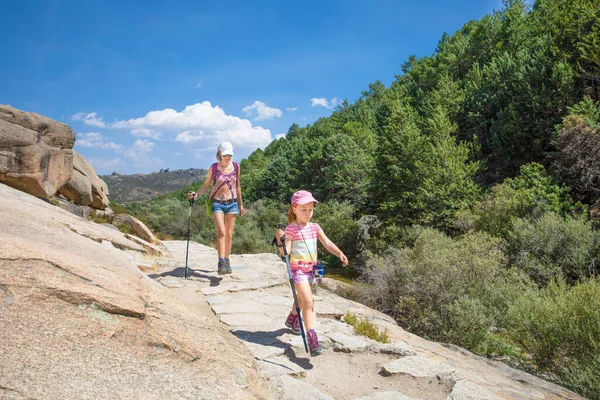 Bergbeklimmers moeder en dochter wandelen in Camorza Gorge bij Ma — Stockfoto