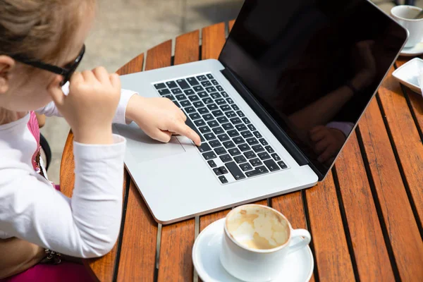 Detail eines kleinen Mädchens, das eine Taste auf der Laptop-Tastatur berührt — Stockfoto