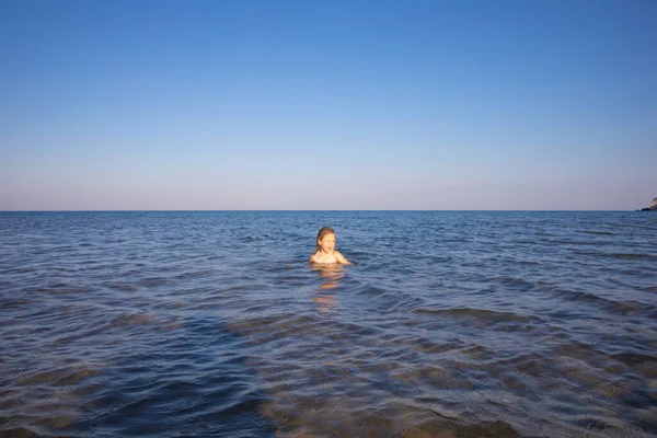 Head of little girl sticking out the water of Mediterranean sea — 스톡 사진