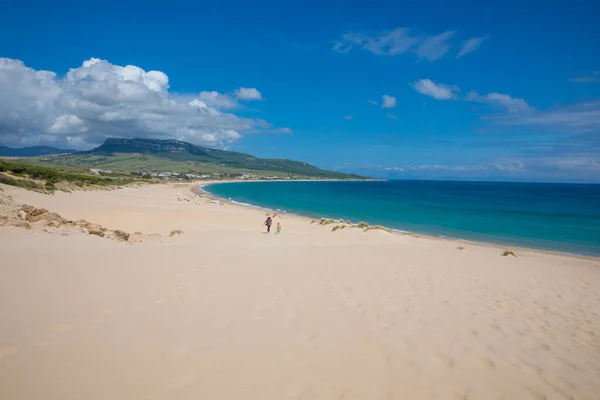 Landschap van Bolonia Beach met vrouw en meisje wandelen — Stockfoto