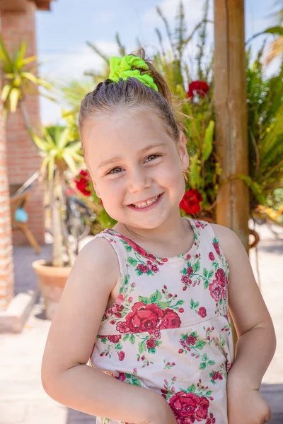 Портрет маленькой девочки, смотрящей и улыбающейся — стоковое фото