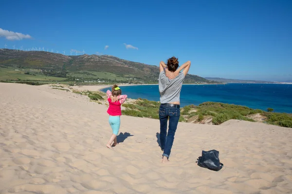 Donna e ragazza che praticano yoga in cima alla duna di Valdevaqueros — Foto Stock