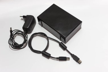 Beyaz arkaplandaki harici disk sürücüsü