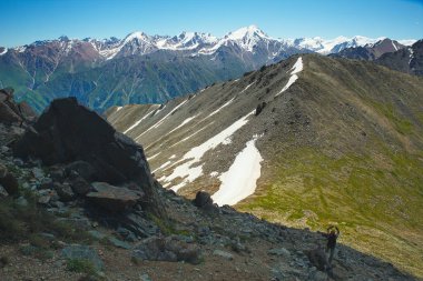 Dağlarda yürüyüş yapan bir yürüyüşçü. Spor ve aktif yaşam