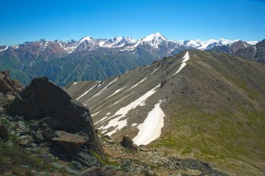 Buz tepeleri, Merkezi Tien Shan yeşil çimenli dağ Vadisi, 