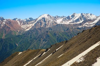 Buz tepeleri, Merkezi Tien Shan yeşil çimenli dağ Vadisi, 