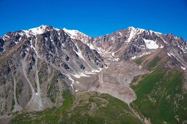 Green grassy mountain valley with ice peaks, Central Tien-Shan, — Stock Photo, Image