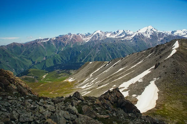 Green grassy mountain valley with ice peaks, Central Tien-Shan, — Stock Photo, Image