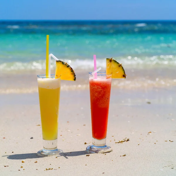 Colorful cool drink in summer on sea beach background — Stock Photo, Image