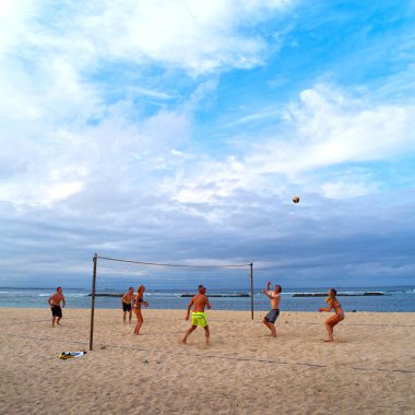 Bali, Endonezya - 16 Ağustos: Plaj voleybolu meydan arasında 