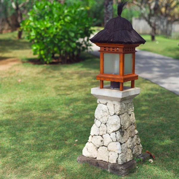 热带花园中的巴厘岛式灯笼 — 图库照片