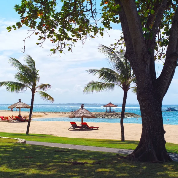 Luxusní odpočinek na pláži Bali, Indonésie — Stock fotografie