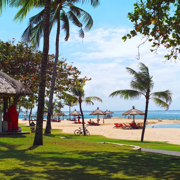 Luxusní odpočinek na pláži Bali, Indonésie — Stock fotografie