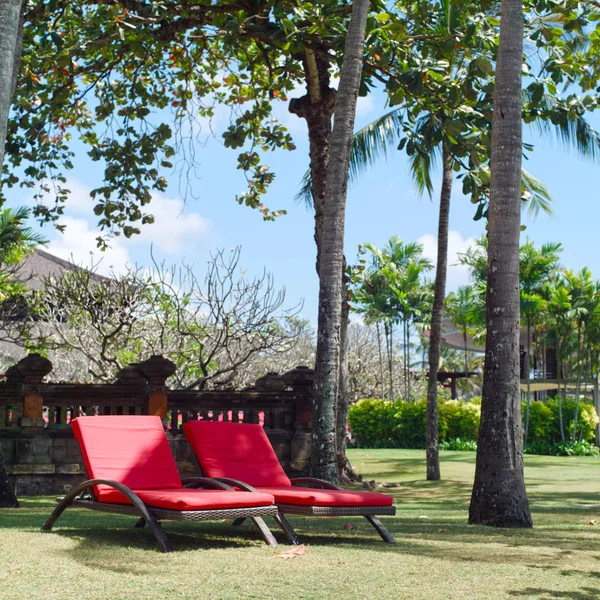 Chairs on Bali, Nusa Dua beach - nature vacation background — Stock Photo, Image