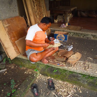Bali, Endonezya - 16 Ağustos 2017: Bali Endonezya Ahşap oyma. Sık sık bahçeleri süsleyen