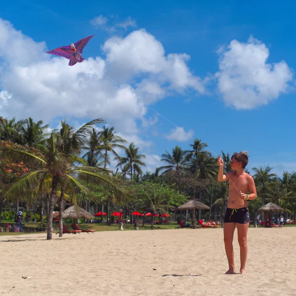 Adolescente Volando Una Cometa Playa Tropical Actividades Playa Para Niños —  Fotos de Stock