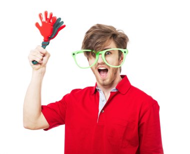 Futbol ya da futbol fan üzerinde beyaz izole destekçisi özniteliklerle çığlık