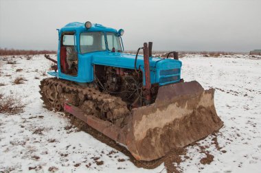 Eski ve paslı traktör alanında