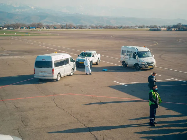 Almaty Kazakhstan March 2020 一个医疗和海关管制小组与来自受感染科罗纳韦病毒国家的乘客一起乘坐遣返航班进行检疫 阿拉木图机场 — 图库照片