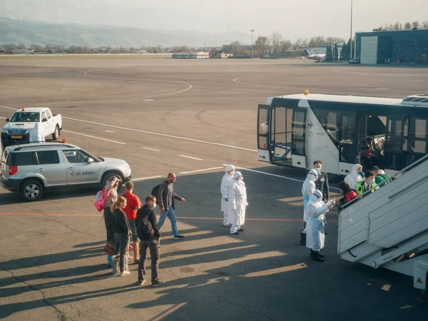 Almaty Kazakhstan Março 2020 Uma Equipe Controle Médico Aduaneiro Atende — Fotografia de Stock