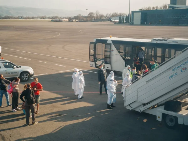 Almati Kazakhstan Mars 2020 Ett Läkar Och Tullkontrollteam Möter Repatrieringsflygning — Stockfoto