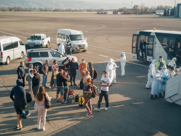 Almaty Kazakhstan March 2020 一个医疗和海关管制小组与来自受感染科罗纳韦病毒国家的乘客一起乘坐遣返航班进行检疫 阿拉木图机场 — 图库照片