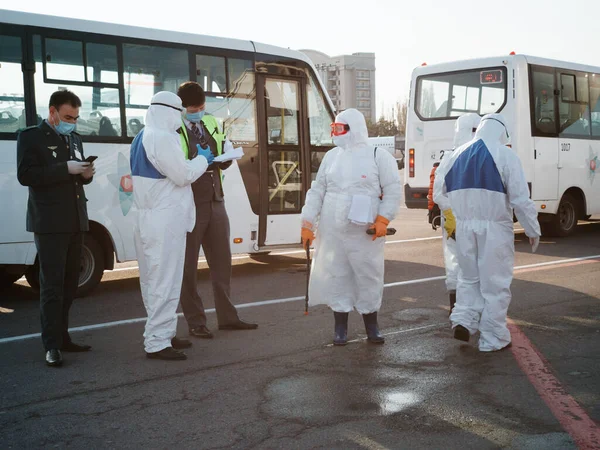 Almaty Kazakhstan Março 2020 Uma Equipe Controle Médico Aduaneiro Atende — Fotografia de Stock