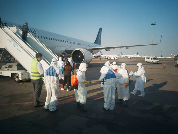 Almaty Kazakhstan Marzo 2020 Equipo Control Médico Aduanero Reúne Vuelo —  Fotos de Stock