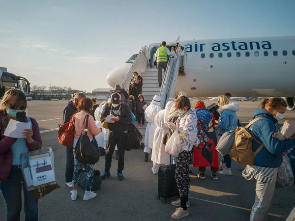 Almaty Kazakhstan March 2020 一个医疗和海关管制小组与来自受感染科罗纳韦病毒国家的乘客一起乘坐遣返航班进行检疫 阿拉木图机场 图库照片