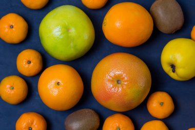 koyu mavi dağınık siyah arka plan serbestçe yakın çekim makro üzerinde çoğu parlak sulu olgun lezzetli ağız sulandıran narenciye meyve güzel