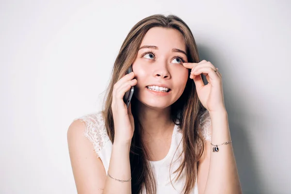 Giovane donna che parla al telefono, risate, divertimento, felicità, lacrime di gioia — Foto Stock