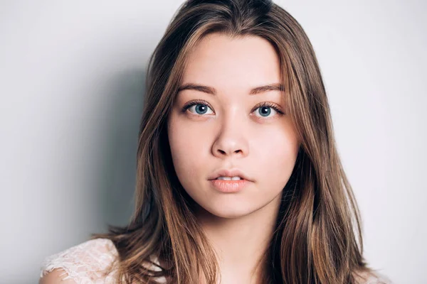 Retrato de mujer. Hermosa chica con ojos azules. Primer plano — Foto de Stock