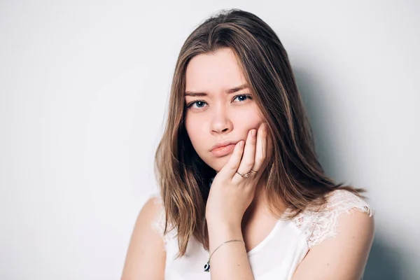 Mujer infeliz siente dolor en sus dientes aislados sobre fondo blanco , —  Fotos de Stock