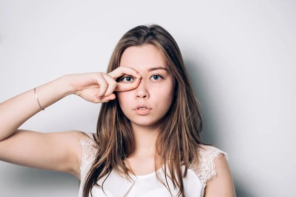 Hermosa mujer morena mostrando los ojos sobre fondo blanco . —  Fotos de Stock