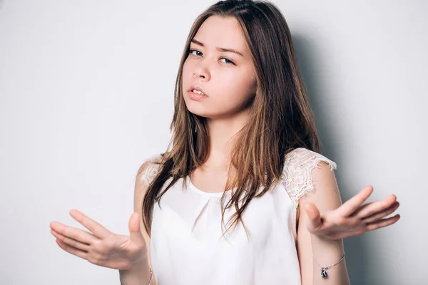 Mujer mostrando signo de decir no a alguien con sentimiento de enojo —  Fotos de Stock