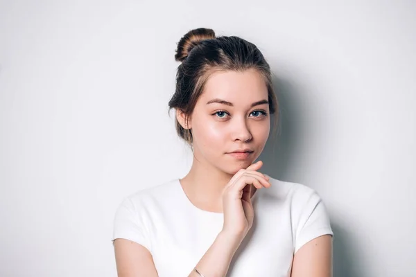 Retrato de bela menina de olhos azuis em um fundo branco — Fotografia de Stock