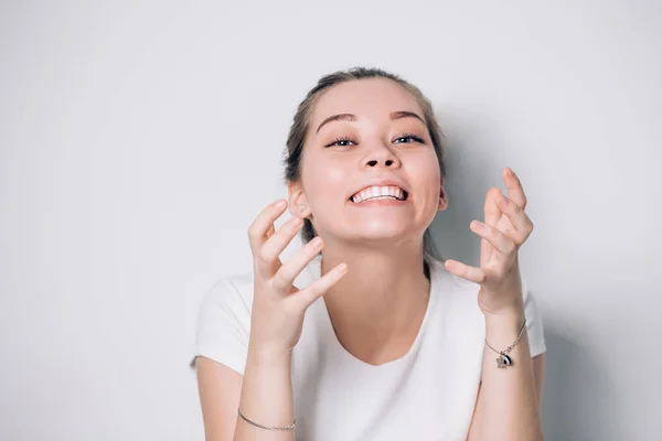 Mujer alegre en un fondo claro, Felicidad, éxito, concepto de alegría —  Fotos de Stock