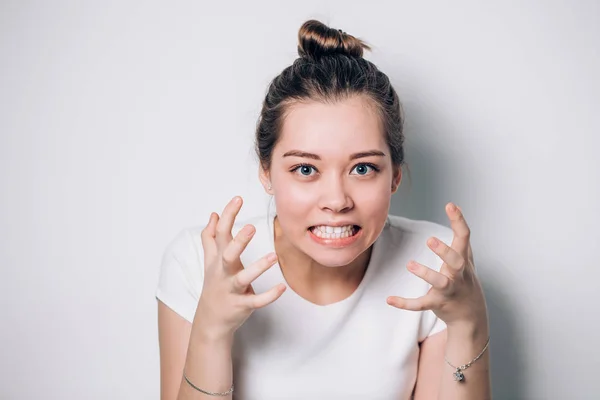 Primer plano retrato aislado de la joven enojada mujer enojada cogida de la mano en gesto furioso. Mujer joven con camiseta blanca. Emociones humanas negativas, expresiones faciales. Efecto película — Foto de Stock