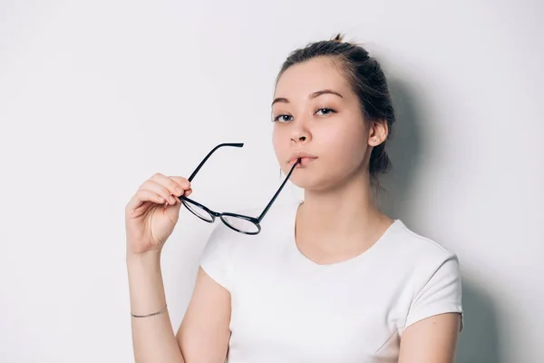 Mujer en gafas, Hermosa chica morena sonriente sobre un fondo blanco , — Foto de Stock