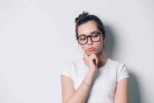 Joven hermosa mujer triste serio y preocupado buscando preocupado y reflexivo expresión facial sintiendo deprimido aislado fondo blanco en la tristeza y la tristeza emoción — Foto de Stock