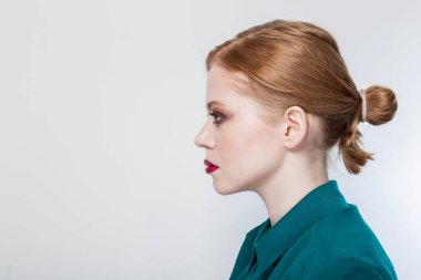 Beyaz arka plan üzerinde temiz sağlıklı cilt güzel ihale kız. Yüz tedavi. Bir kadın, kopya alanı profili.