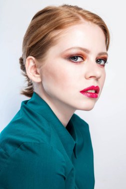 Güzel model kız pembe moda makyaj ve kozmetik. Kızıl saçlı kız portresi yakın çekim