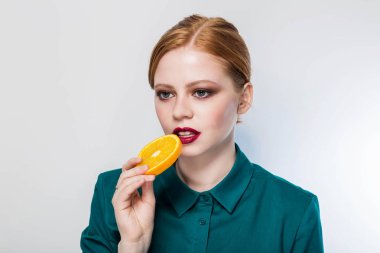 Turuncu Beyaz arka plan üzerinde yemek çekici güzel bayanı closeup.