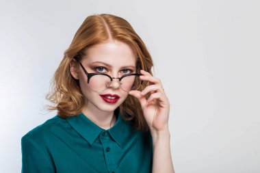 Güvensizlik ve gözlük, şaşkın Kızıl saçlı kadın kameraya bakıyor. Stüdyo vurdu