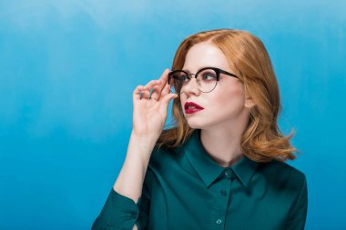 Bir kadın gözlük, bir çift yan mavi bir arka plan üzerinde seyir gösterir