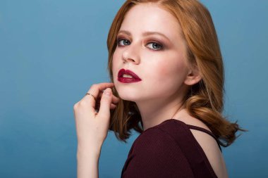 Seksi redhead kadın, kameraya bakıyor. Stüdyo vurdu