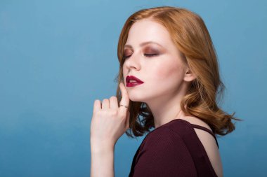 Güzel kadın modeli ile kopya alanı. Rüya ve mavi arka plan üzerinde düşünme kapalı gözlü seksi kız