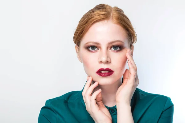 Mujer joven con piel fresca y clara, fondo blanco. Concepto de cuidado de la piel . — Foto de Stock